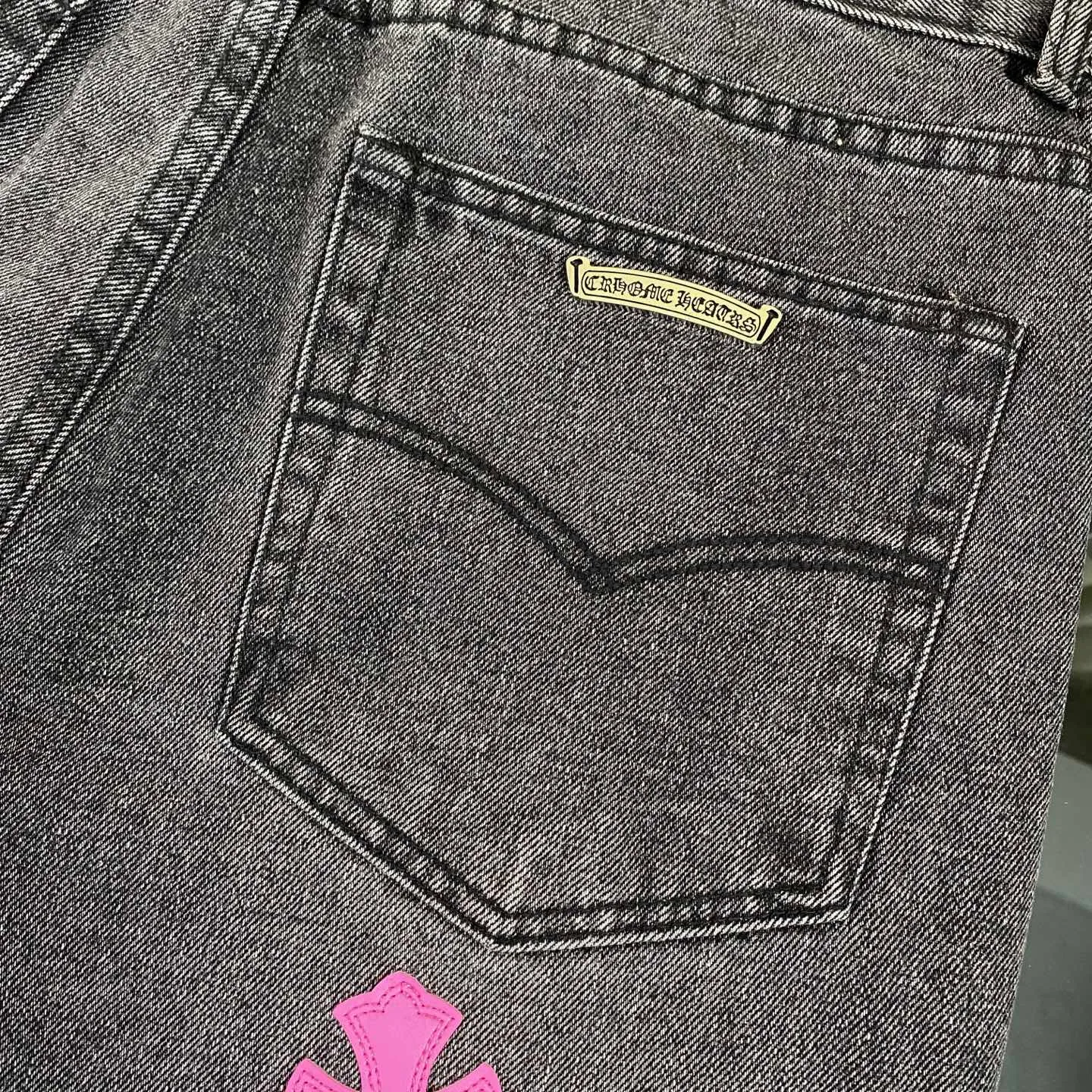 P250 CH Chromehearts official website limited edition black and purple cross patchwork leather jeans, priced at 34W level, patchwork cross pattern embellishment, washed jeans! ! An absolutely high-end luxury product, a 1.9W-level god-level single product, a super popular product, made by top heavy industry, a magic weapon that cannot be missed! [About Zangyin] This is an extremely luxurious fashion brand that can also be called the aristocracy of the high street. It has always been an exclusive brand for some hipsters or rich second generations. Compared with ordinary high streets, it is more luxurious and noble. Compared with luxury brands, it is more fashionable and individual. It has always been a brand that I have a special liking for. [Top heavy industry fashion design] Consistently high-street luxury style. Speaking of this style, the Zangyin family and GU family are definitely the leading representative brands. Especially the Zangyin family has really achieved a state-of-the-art effect in creating high-street style. The unique washed material is used to create this style. The color system is already quite eye-catching. After it is decorated with patchwork cross flowers, it cleverly highlights the charm of the brand. Secondly, this style uses classic The high-waist cutting design highlights the long legs and fashionable temperament of the upper body. The brand is highly recognizable and the slim fit configuration is more suitable for daily wear. It is a product that interprets personality, fashion, and specifications at a glance. This single product is enough to make any fan excited. It can be a white T-shirt for a youthful college style, or a tight suspender for a royal style. It has strong matching ability and can be easily controlled by men.  [Materials and craftsmanship] Needless to say, this point goes without saying. As an excellent craftsman brand, Zangyin’s requirements for details and craftsmanship are really perfect. The washed color of this model has gone through so many processes, not to mention the embellishment of denim appliques. It is also purely hand-made and sewn. Just like what they believe in, only hand-made things have soul and have the meaning of wear. A top-notch heavy-duty fashionable denim item, I look forward to your perfect interpretation! !  Color: black gray Size: 28-36